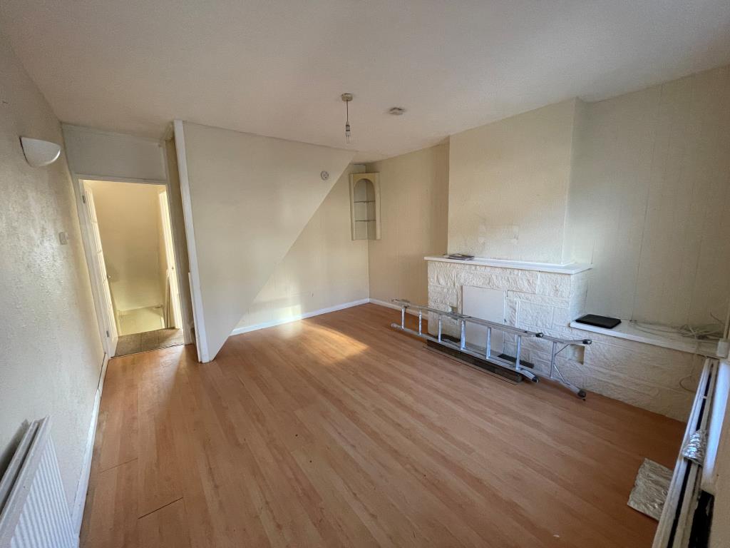 Lot: 47 - THREE-BEDROOM END-TERRACE FOR IMPROVEMENT - Living room